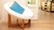 Sillón con base de madera Metro en internet