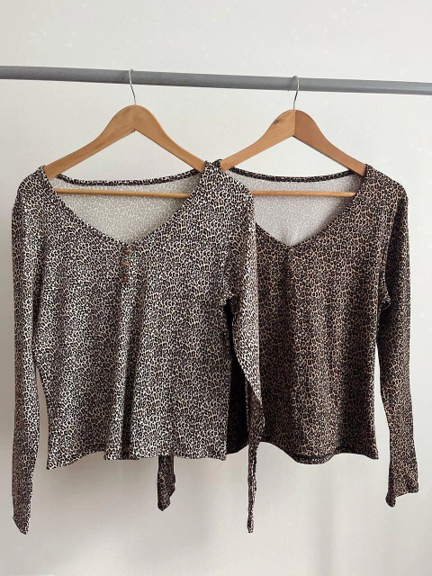 Remera print con botones - comprar online