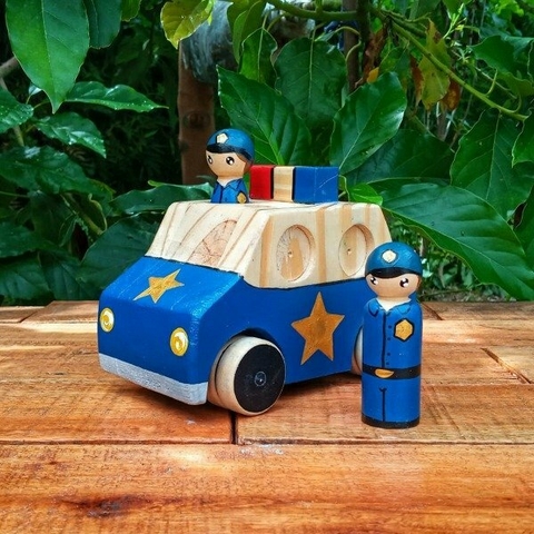 auto policia con personaje kuñul