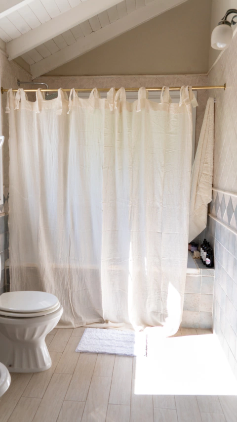 Imagen de Cortina de baño Lola + Protector Plástico