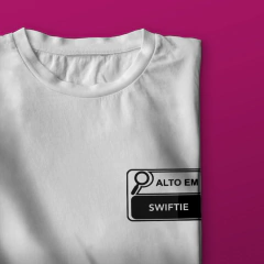 Camiseta Alto em Swiftie (Taylor Swift) na internet