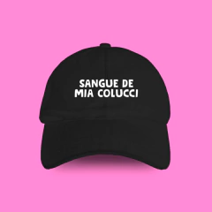 Boné Sangue de Mia Colucci na internet