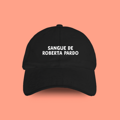 Boné Sangue de Roberta Pardo na internet
