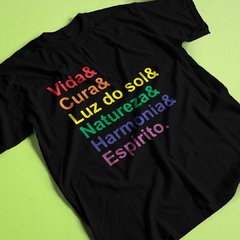 Camiseta com a bandeira lgbt escrita 
