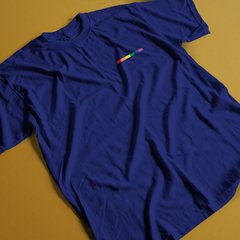 Camiseta com uma linha lgbt bordada