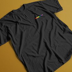 Camiseta com uma linha lgbt bordada
