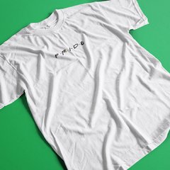 camiseta com bordado escrito pride com a font de friends