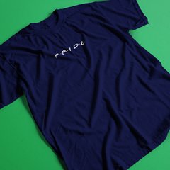 camiseta com bordado escrito pride com a font de friends
