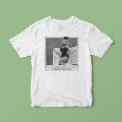 Camiseta Dangerous Bunny (Sabrina Carpenter) - Tlaco Store, A Loja do Fã de Verdade!