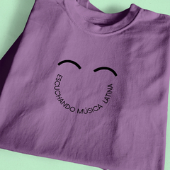 Camiseta Escuchando musica latina - comprar online