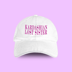 Boné Kardashian Lost Sister (Kardashian) - Tlaco Store, A Loja do Fã de Verdade!