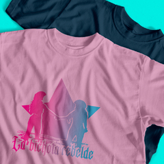 Camiseta La bichota rebelde (Anahi e Karol G) - Tlaco Store, A Loja do Fã de Verdade!
