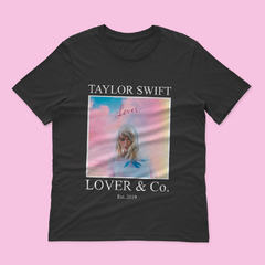 Camiseta Lover & Co (Taylor Swift)