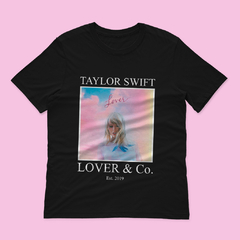 Camiseta Lover & Co (Taylor Swift) - comprar online