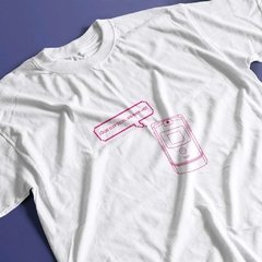 Camiseta branca com celular v3 e um balãozinho escrito que dificil es ser yo