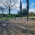 Cancha de fútbol tenis de 4 metros con estacas y cintas demarcación, adecuada para terrenos blandos como pasto, arena y tierra.