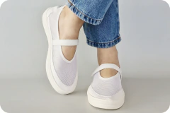 Zapatillas Gina blancas estilo ballerina, con diseño de malla y cierre de velcro