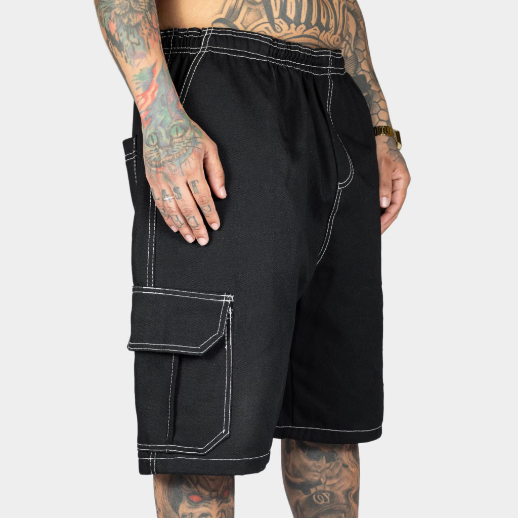 Bermuda Cargo Preta com Costura Branca