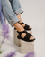 Zapatos de mujer Art. K7010 Negras sobre un fondo neutro, combinados con jeans claros.
