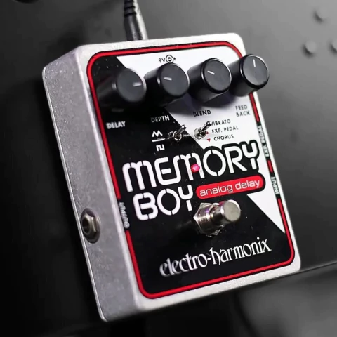 Electro Harmonix Memory Boy. Delay analógico con chorus y vibrato. Calidez y modulación clásica