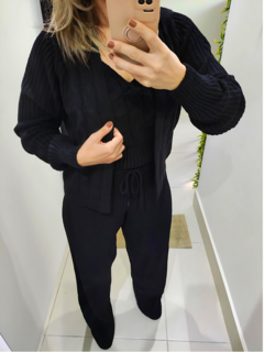 conjunto feminino em tricot mousse preto calça cintura alta flare regata e casaco twin set 