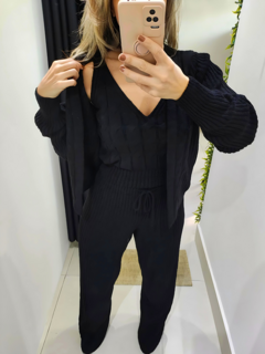 conjunto feminino em tricot mousse preto calça cintura alta flare regata e casaco twin set 