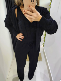 conjunto feminino em tricot mousse preto calça cintura alta flare regata e casaco twin set 