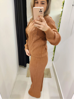 conjunto feminino em tricot mousse cor nude calça cintura alta ,regata e casaco 