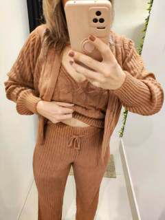 conjunto feminino em tricot mousse cor nude calça cintura alta ,regata e casaco 