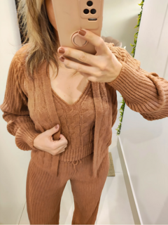 conjunto feminino em tricot mousse cor nude calça cintura alta ,regata e casaco 