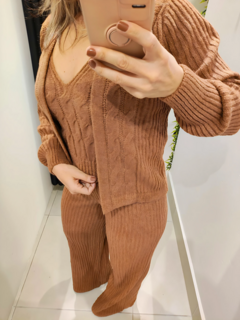 conjunto feminino em tricot mousse cor nude calça cintura alta ,regata e casaco 