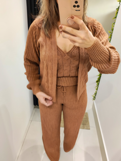 conjunto feminino em tricot mousse cor nude calça cintura alta ,regata e casaco 