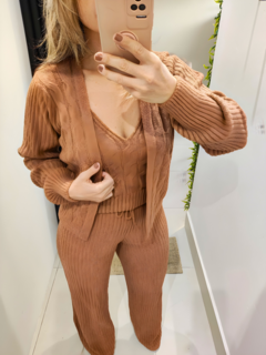 conjunto feminino em tricot mousse cor nude calça cintura alta ,regata e casaco 