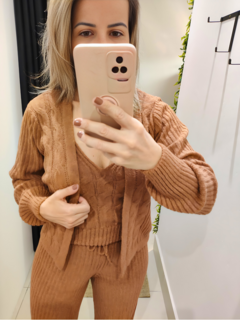 conjunto feminino em tricot mousse cor nude calça cintura alta ,regata e casaco 