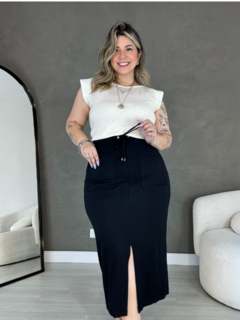 saia comprimento midi cintura alta com bolsos e fenda frontal 