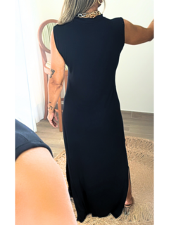 vestido longo regata preto gola média fendas laterais 