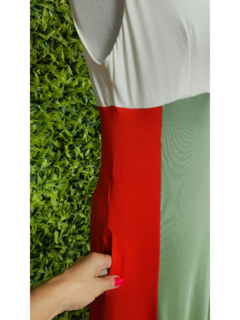 vestido regata gola v comprimento midi em três cores: laranja, verde e offwhite com bolsos 
