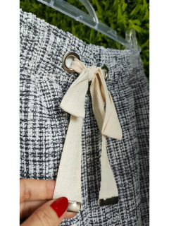 conjunto feminino em tecido tweed quadriculado branco e cinza calça flare com bolsos e blusa manga longa gola boba 