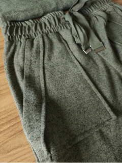 conjunto feminino em lanzinha calça cintura alta com bolsos e blusa manga longa gola v 