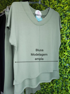 conjunto feminino moletinho light cor verde pistache blusa mullet manga curta e calça pantacourt 