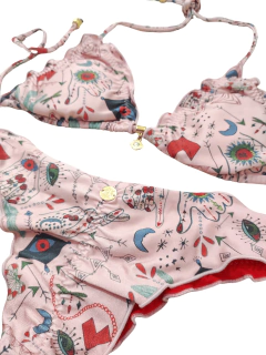 Biquíni feminino rosa com estampa colorida de desenhos variados, incluindo mãos e símbolos místicos