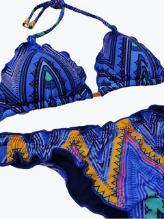 Conjunto de biquíni azul com estampas geométricas coloridas, incluindo sutiã e parte de baixo empina bumbum ripple