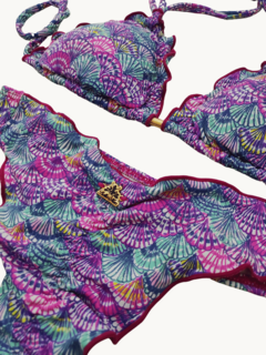 biquíni empina bumbum cortininha com estampa de conchas coloridas em tons de roxo, azul e verde