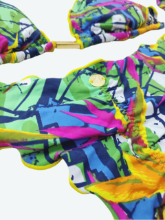 biquíni empina bumbum cortininha colorido com estampa tropical, apresentando detalhes em azul, verde, rosa e amarelo