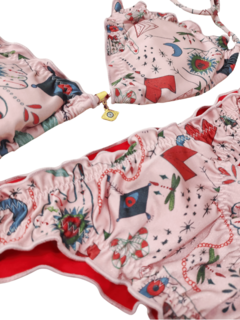 Biquíni feminino rosa com estampa colorida de desenhos variados, incluindo mãos e símbolos místicos
