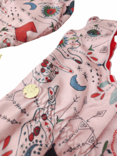 Biquíni feminino rosa com estampa colorida de desenhos variados, incluindo mãos e símbolos místicos