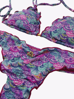 biquíni empina bumbum cortininha com estampa de conchas coloridas em tons de roxo, azul e verde