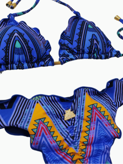 Conjunto de biquíni azul com estampas geométricas coloridas, incluindo sutiã e parte de baixo empina bumbum ripple