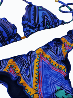 Conjunto de biquíni azul com estampas geométricas coloridas, incluindo sutiã e parte de baixo empina bumbum ripple