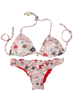 Biquíni feminino rosa com estampa colorida de desenhos variados, incluindo mãos e símbolos místicos